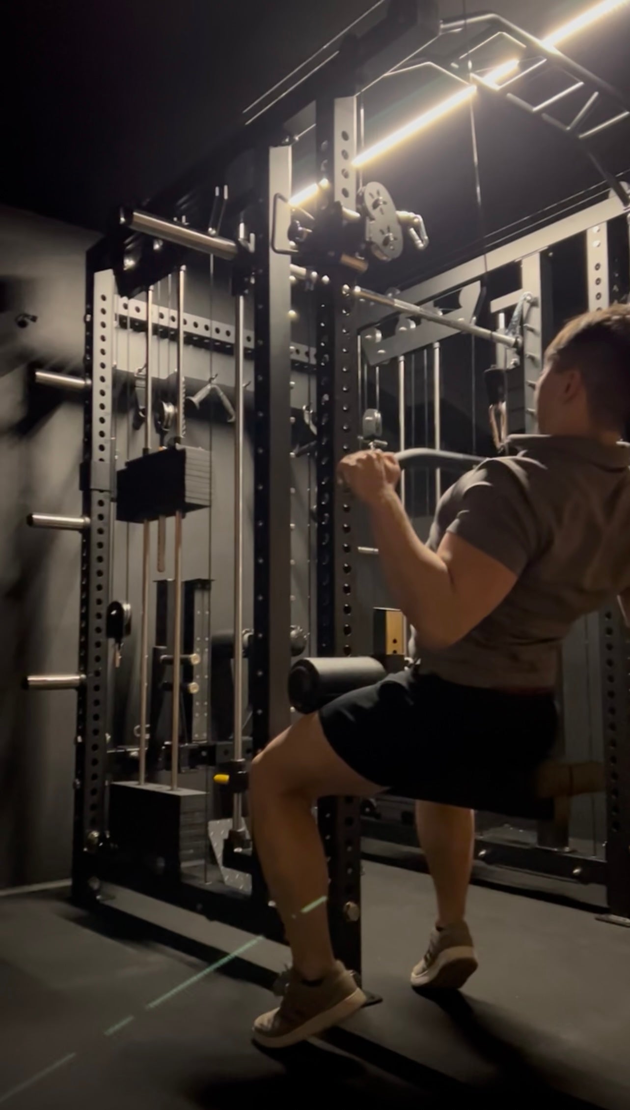 Multi-gym Krypton Sport XA-205 SMITH MACHINE con lat pulldown 1:1, 2 blocchi di peso da 110 kg, dip, peso totale 590 kg, nero opaco