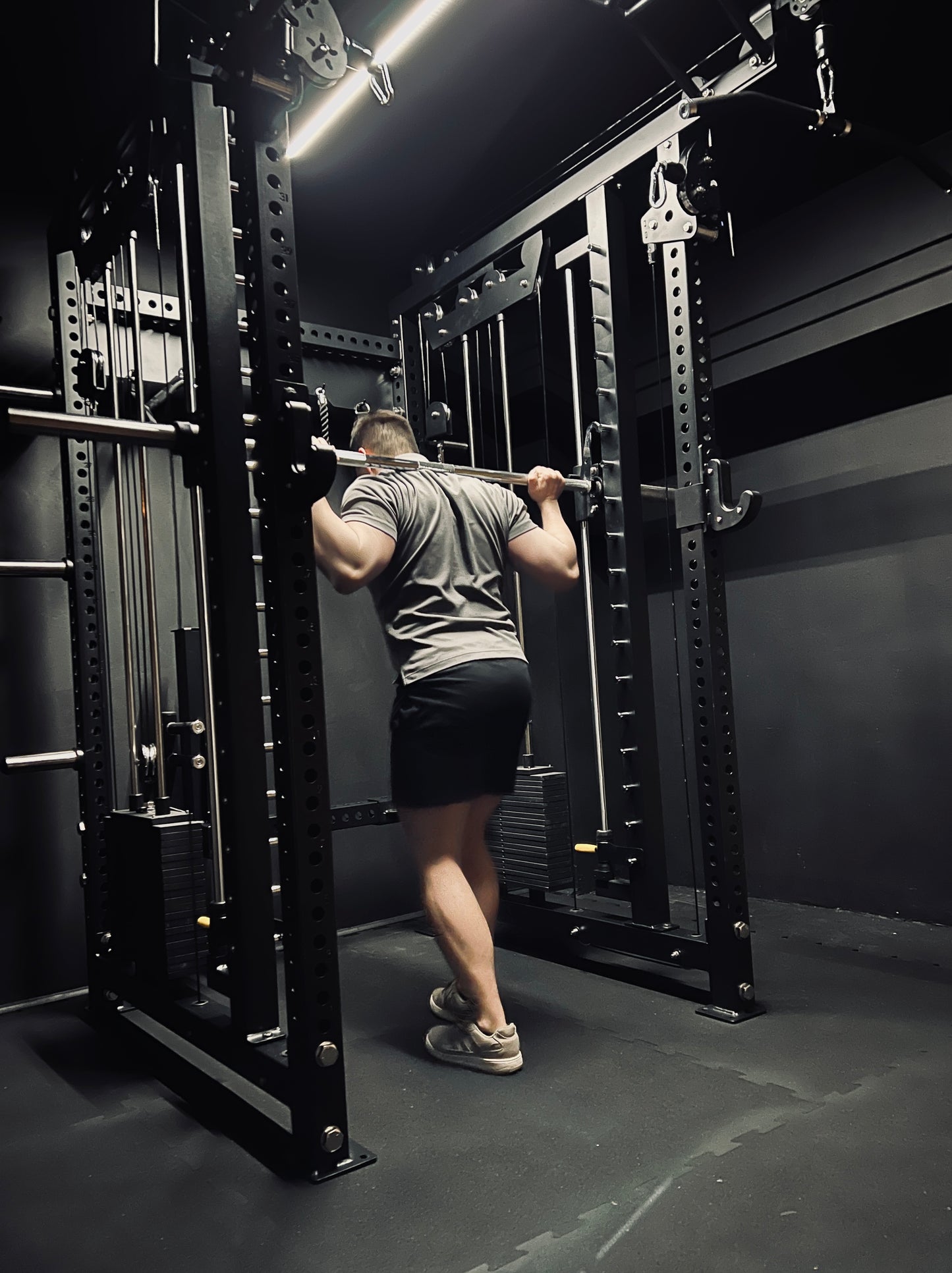 Multi-gym Krypton Sport XA-205 SMITH MACHINE con lat pulldown 1:1, 2 blocchi di peso da 110 kg, dip, peso totale 590 kg, nero opaco