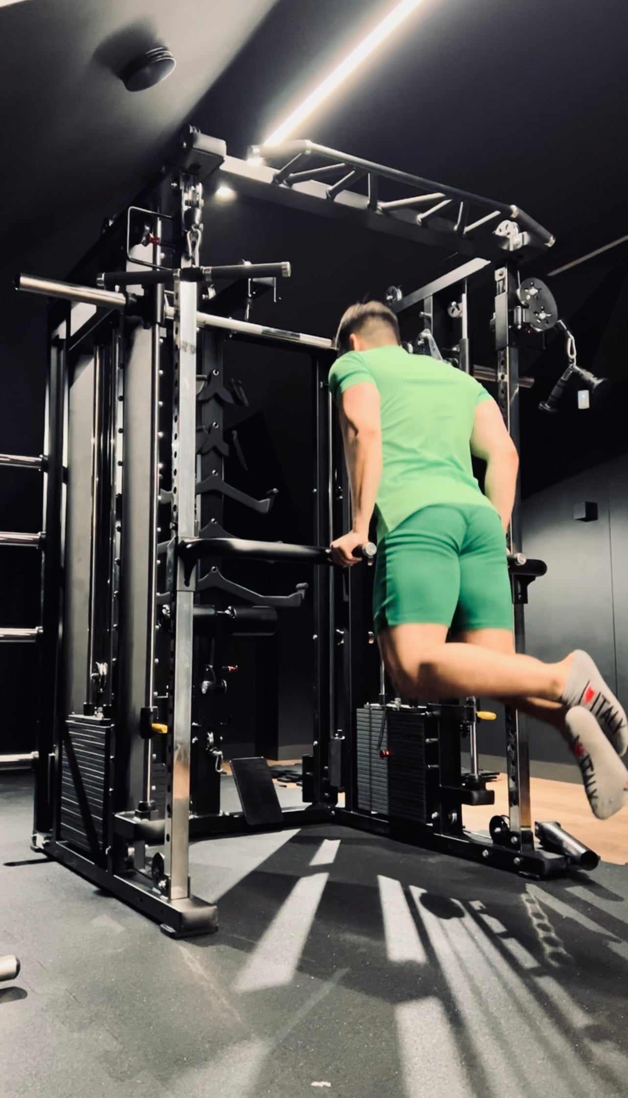 Krypton Sport XF-405 PRO MAX multi-gym con macchina Smith, 3 blocchi di peso da 120 kg, lat pulldown, dip, landmine, bracci di leva, peso totale 770 kg, nero opaco