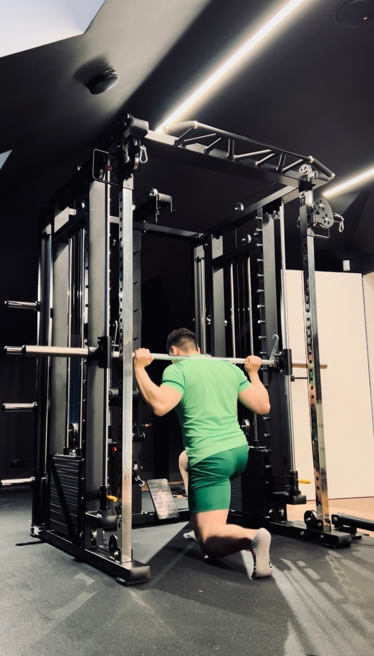 Krypton Sport XF-405 PRO multi-gym con macchina Smith, 3 blocchi di peso da 120 kg, lat pulldown, dip, landmine, bracci di leva, peso totale 720 kg, nero opaco