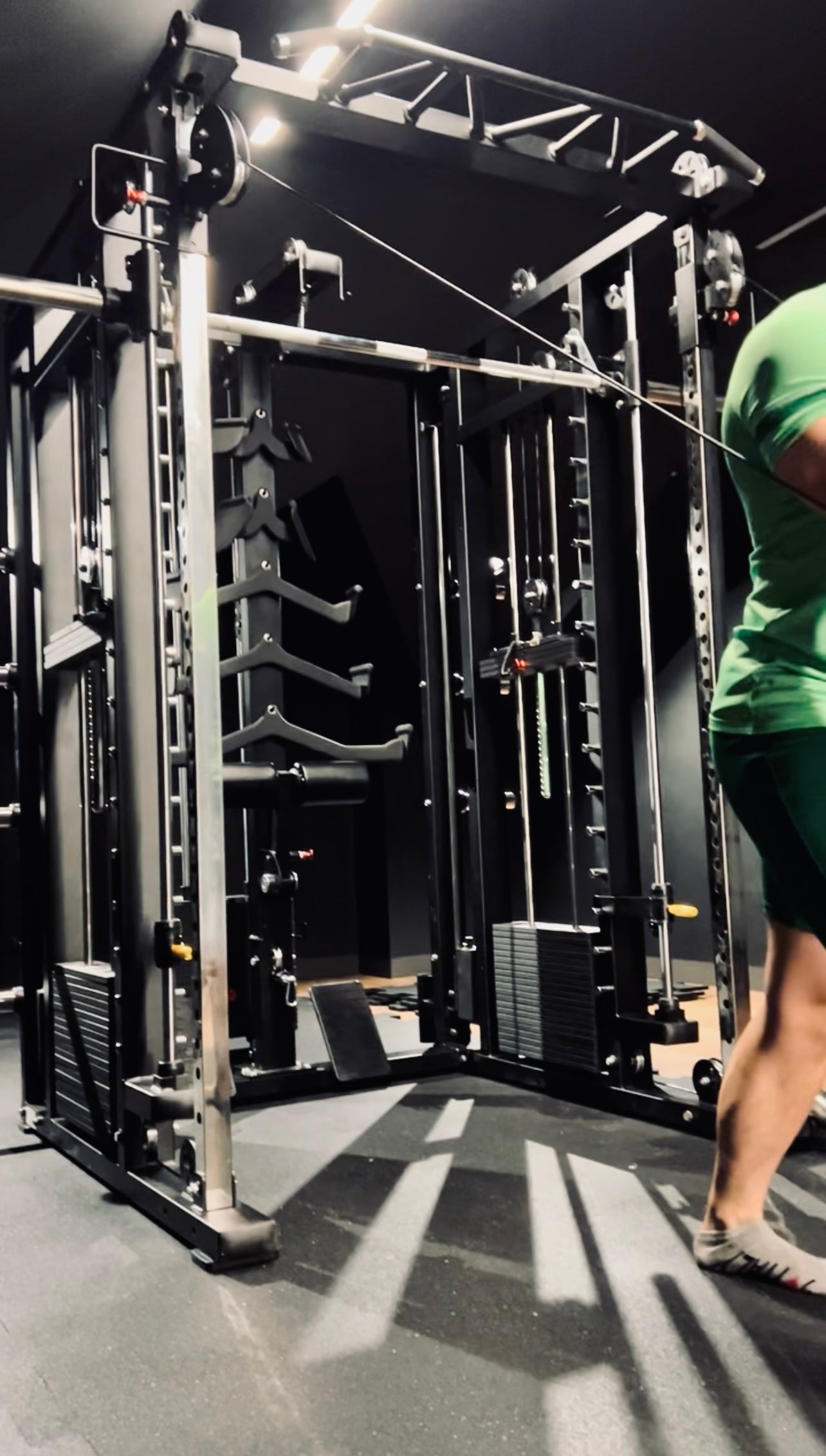 Krypton Sport XF-405 PRO MAX multi-gym con macchina Smith, 3 blocchi di peso da 120 kg, lat pulldown, dip, landmine, bracci di leva, peso totale 770 kg, nero opaco