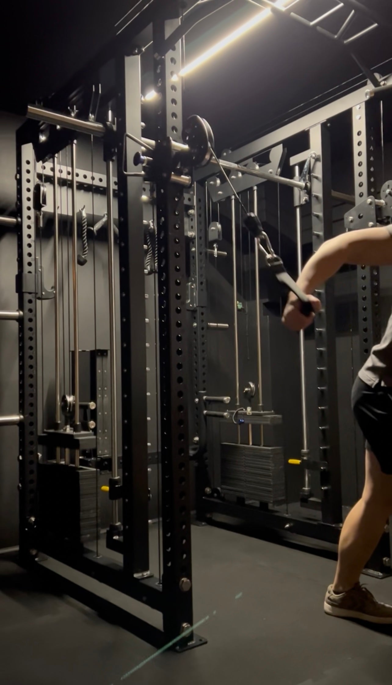 Multi-gym Krypton Sport XA-205 SMITH MACHINE con lat pulldown 1:1, 2 blocchi di peso da 110 kg, dip, peso totale 590 kg, nero opaco