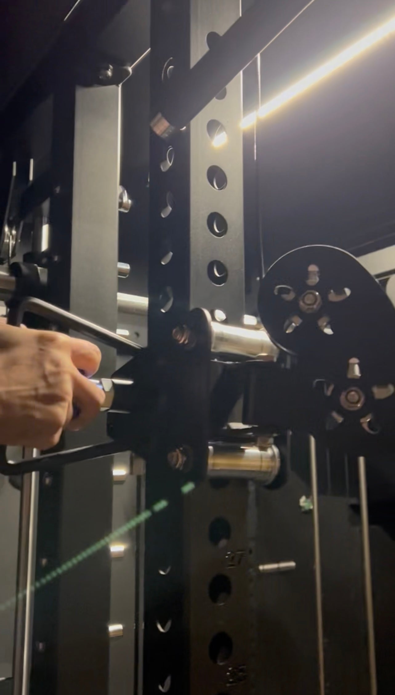 Multi-gym Krypton Sport XA-205 SMITH MACHINE con lat pulldown 1:1, 2 blocchi di peso da 110 kg, dip, peso totale 590 kg, nero opaco