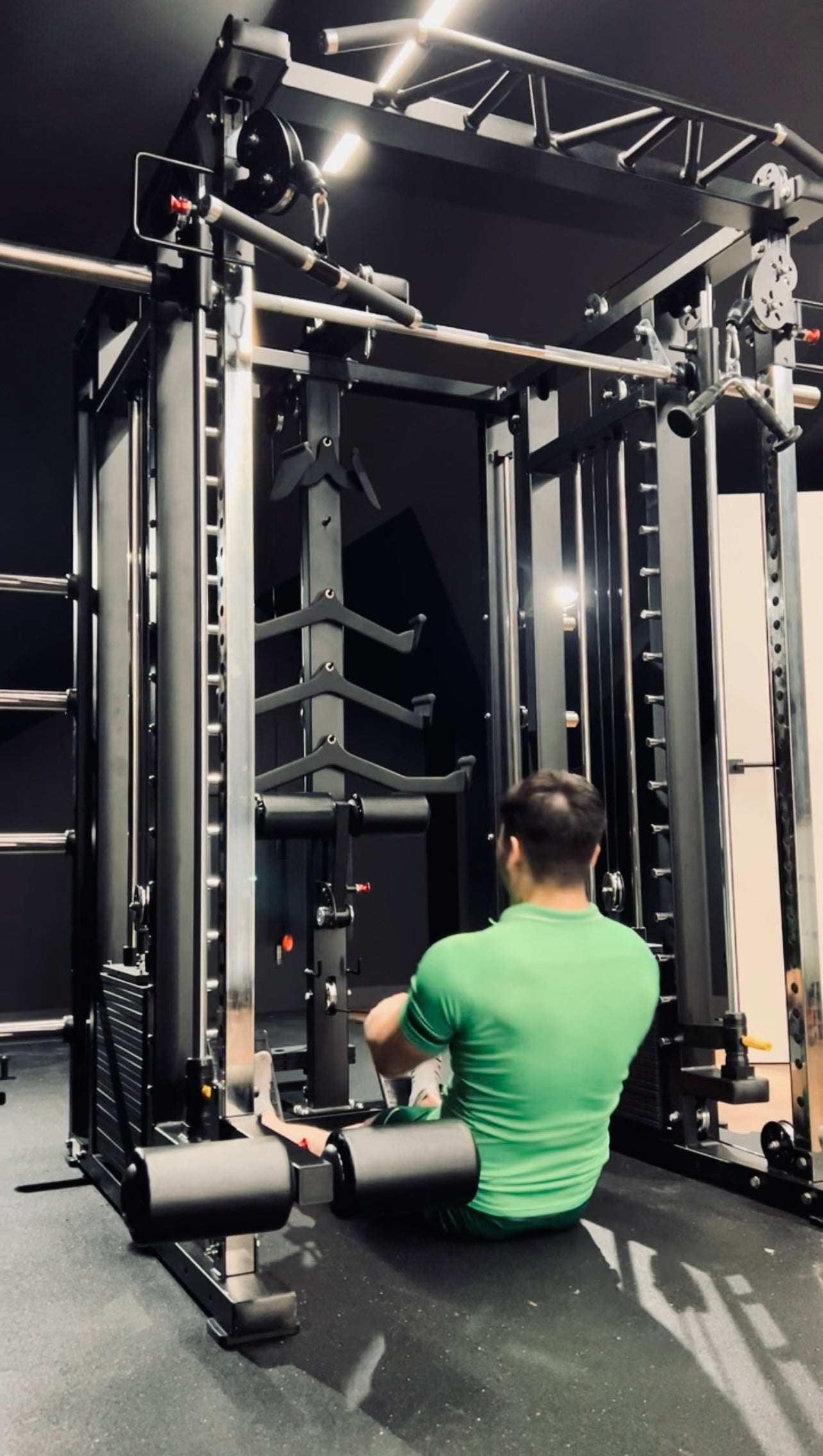 Krypton Sport XF-405 PRO MAX multi-gym con macchina Smith, 3 blocchi di peso da 120 kg, lat pulldown, dip, landmine, bracci di leva, peso totale 770 kg, nero opaco