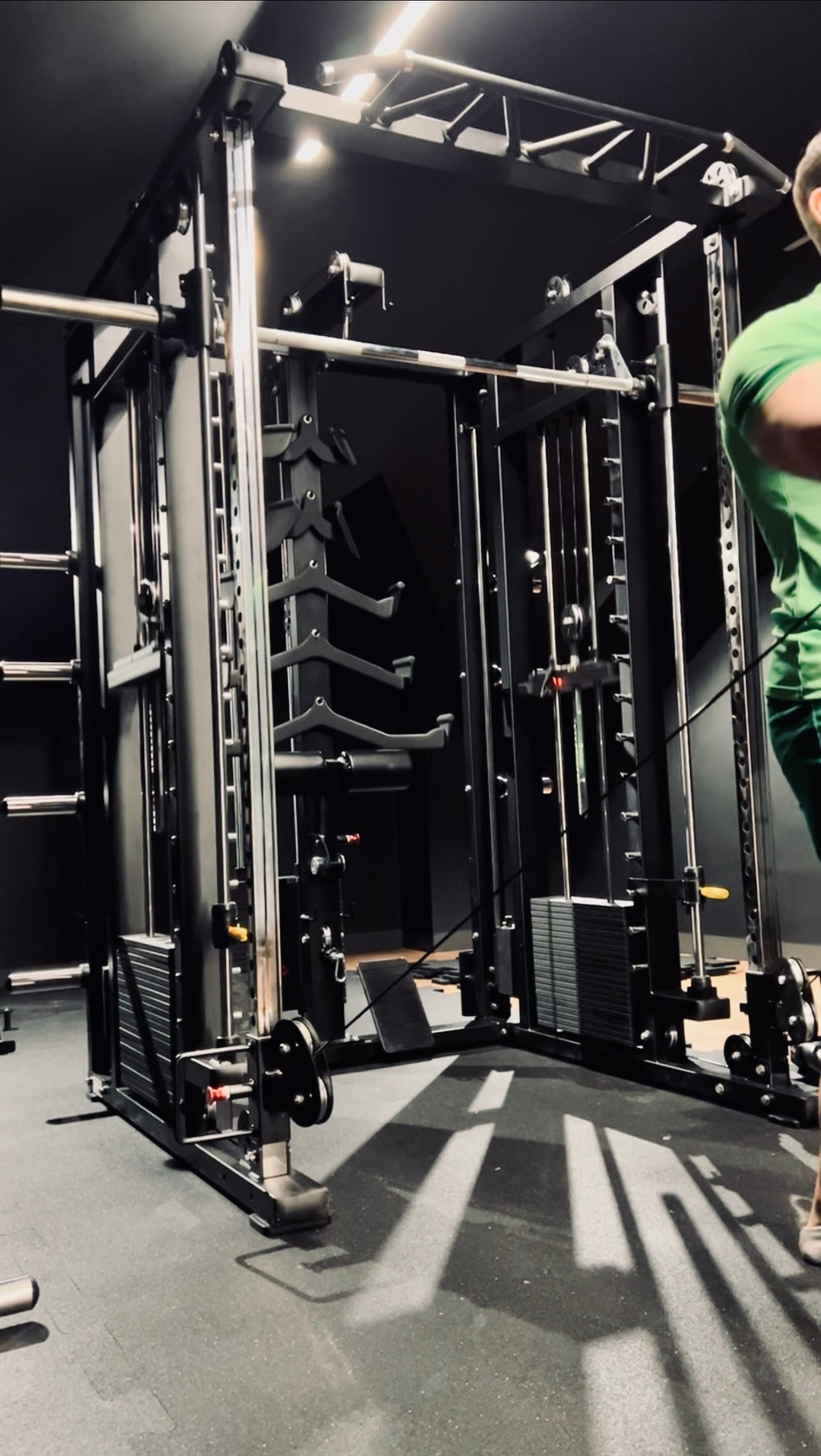 Krypton Sport XF-405 PRO multi-gym con macchina Smith, 3 blocchi di peso da 120 kg, lat pulldown, dip, landmine, bracci di leva, peso totale 720 kg, nero opaco