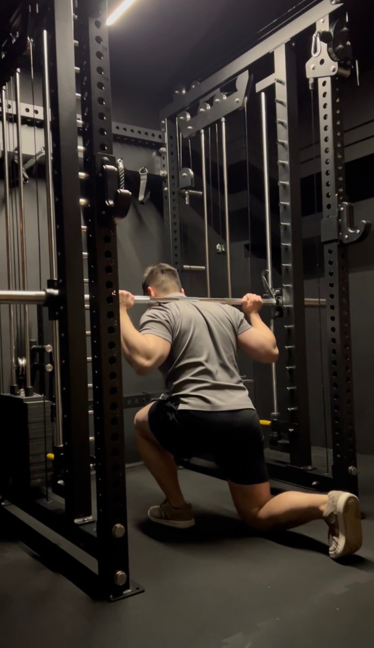 Multi-gym Krypton Sport XA-205 SMITH MACHINE con lat pulldown 1:1, 2 blocchi di peso da 110 kg, dip, peso totale 590 kg, nero opaco