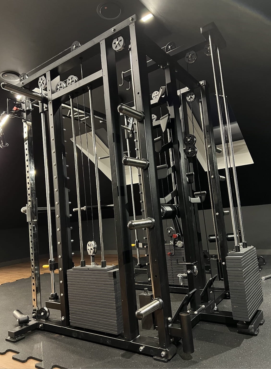 Krypton Sport XF-405 PRO MAX multi-gym con macchina Smith, 3 blocchi di peso da 120 kg, lat pulldown, dip, landmine, bracci di leva, peso totale 770 kg, nero opaco