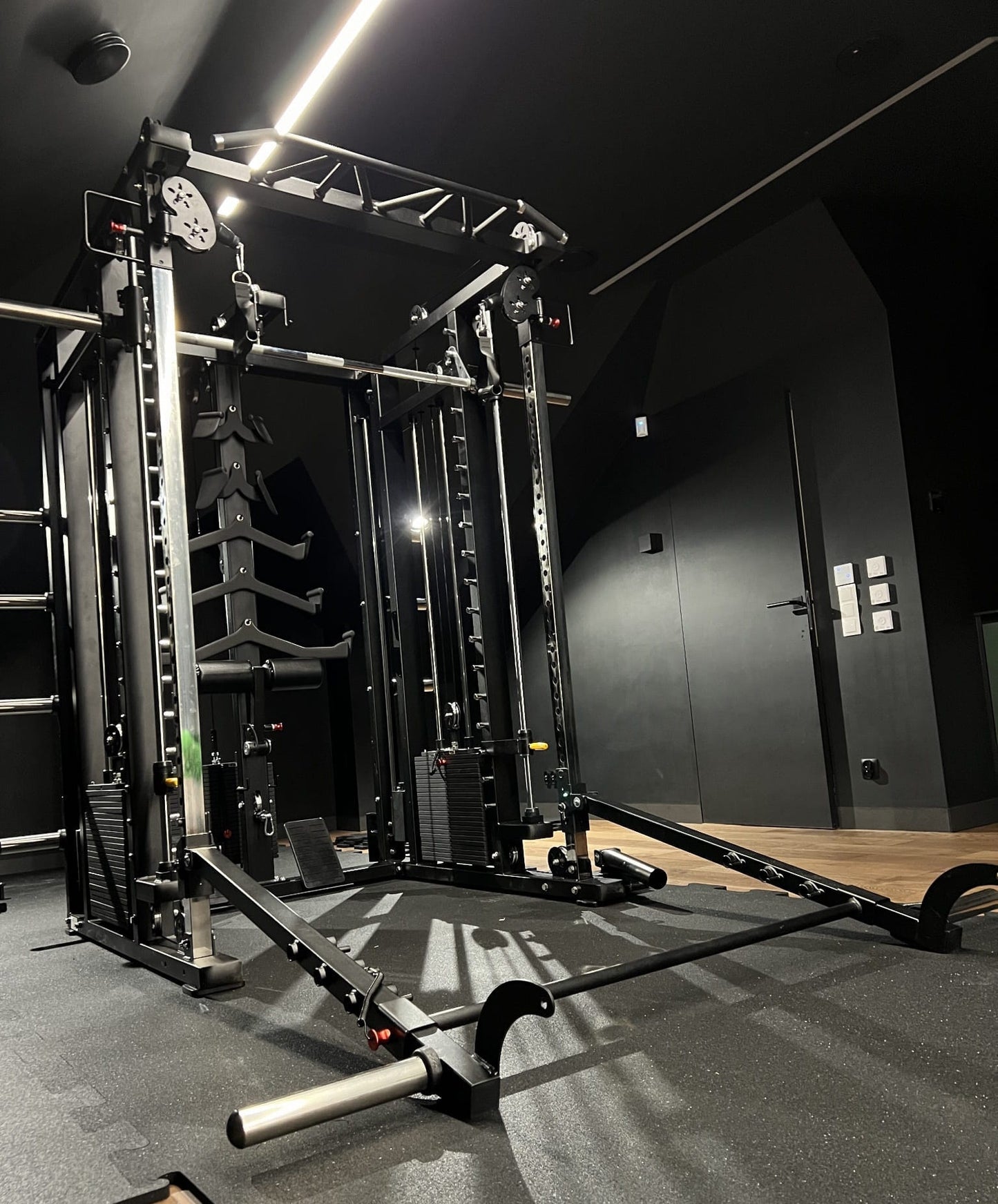 Krypton Sport XF-405 PRO MAX multi-gym con macchina Smith, 3 blocchi di peso da 120 kg, lat pulldown, dip, landmine, bracci di leva, peso totale 770 kg, nero opaco