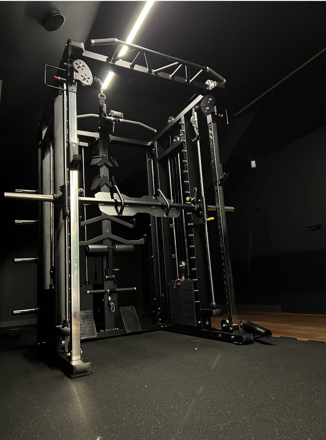 Krypton Sport XF-405 PRO MAX multi-gym con macchina Smith, 3 blocchi di peso da 120 kg, lat pulldown, dip, landmine, bracci di leva, peso totale 770 kg, nero opaco