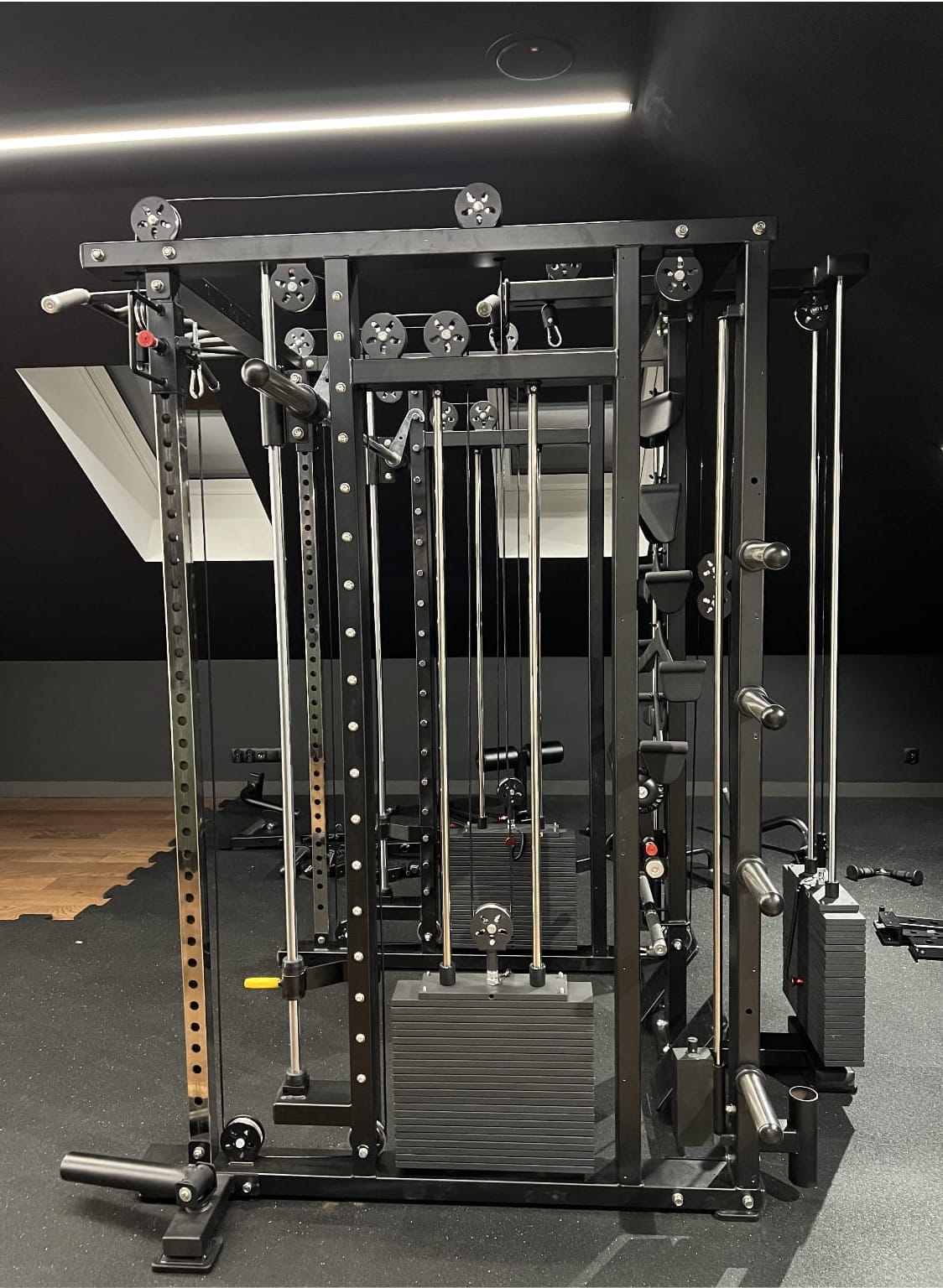 Krypton Sport XF-405 PRO MAX multi-gym con macchina Smith, 3 blocchi di peso da 120 kg, lat pulldown, dip, landmine, bracci di leva, peso totale 770 kg, nero opaco