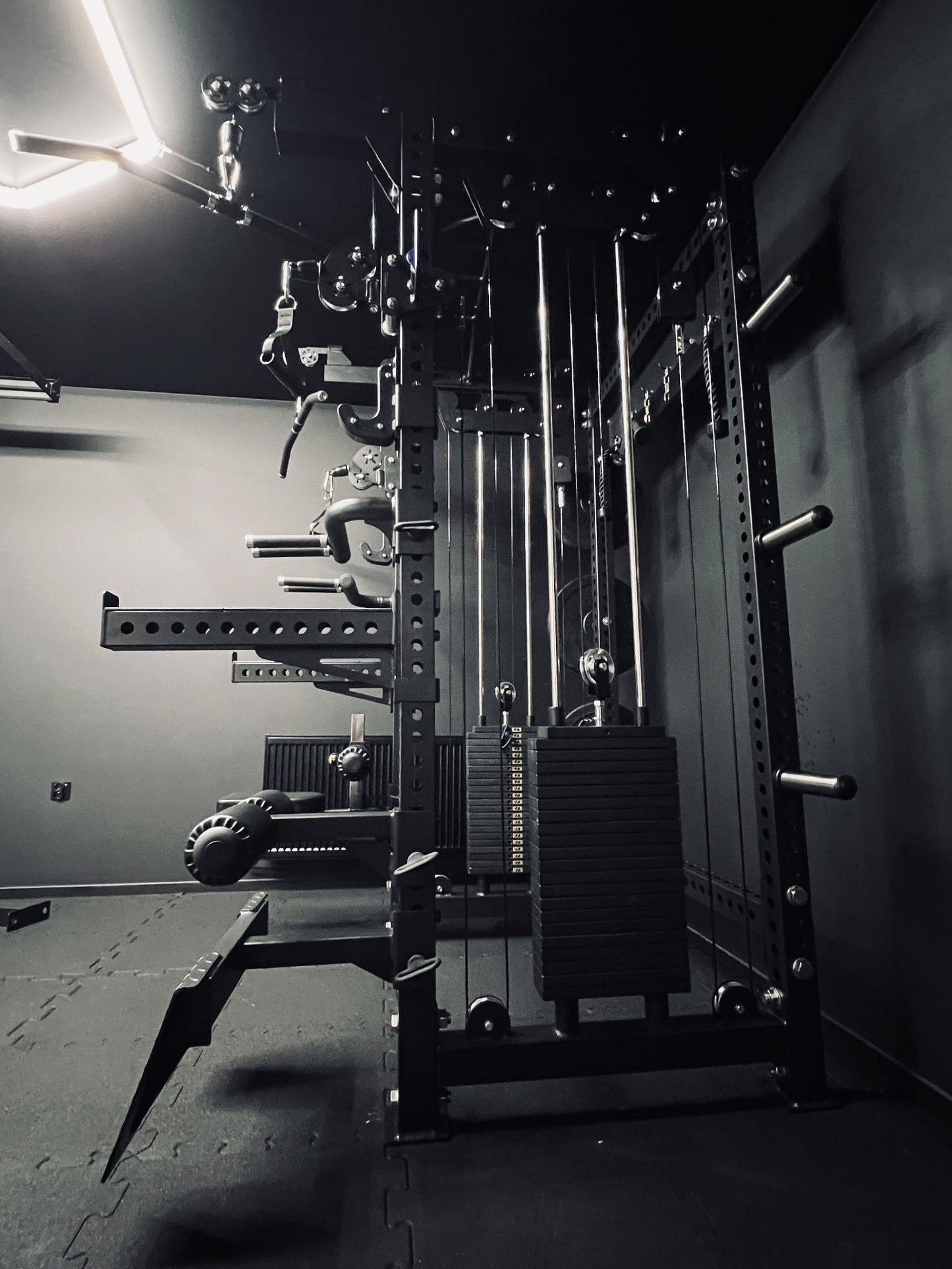 Multi-gym Krypton Sport XA-205 COMPACT con lat pulldown 1:1, 2 blocchi di peso da 110 kg, dip, peso totale 550 kg, nero opaco