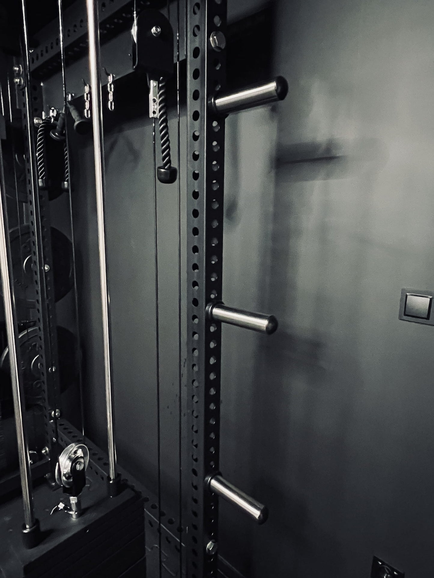 Multi-gym Krypton Sport XA-205 COMPACT con lat pulldown 1:1, 2 blocchi di peso da 110 kg, dip, peso totale 550 kg, nero opaco