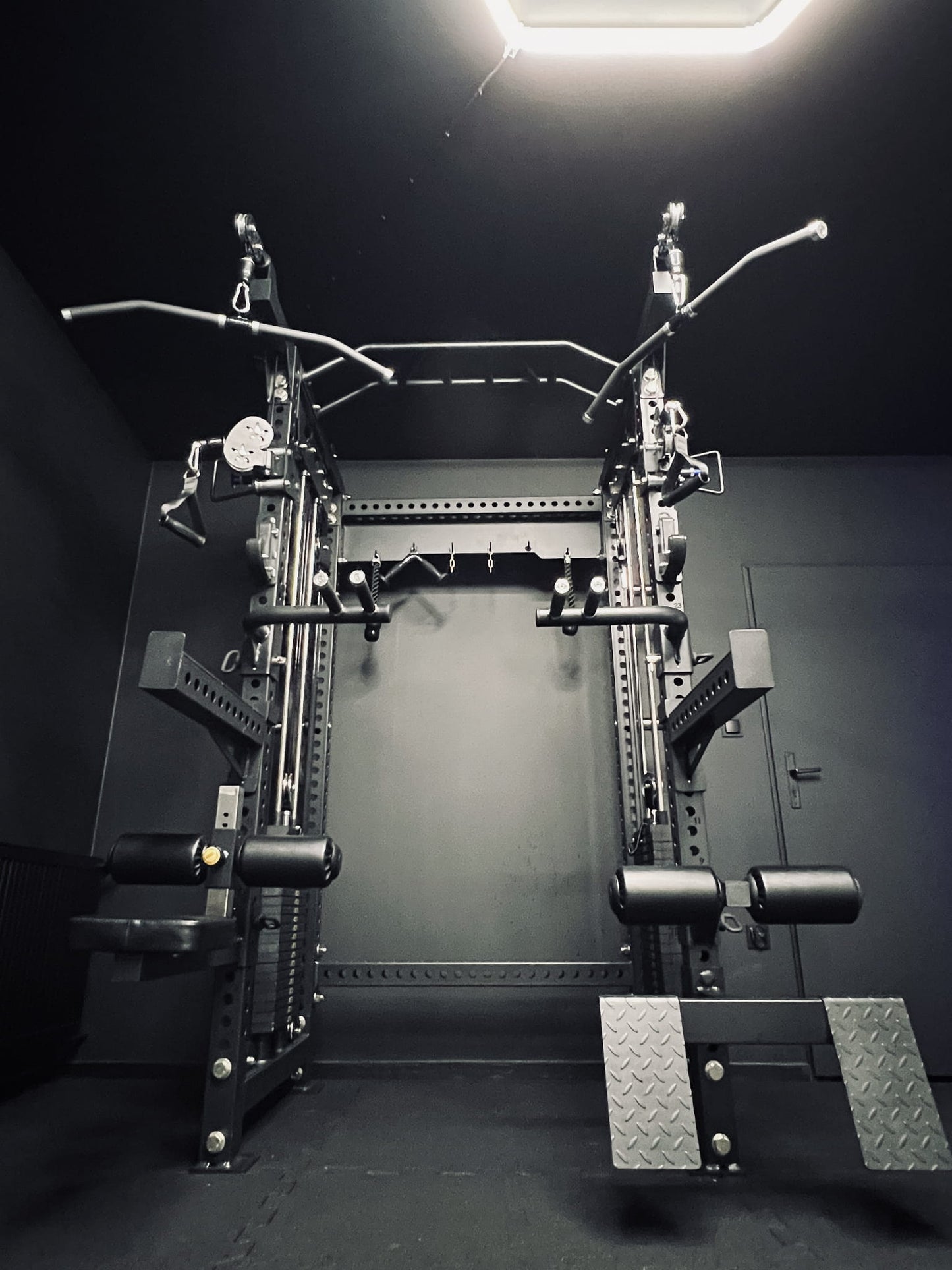 Multi-gym Krypton Sport XA-205 COMPACT con lat pulldown 1:1, 2 blocchi di peso da 110 kg, dip, peso totale 550 kg, nero opaco