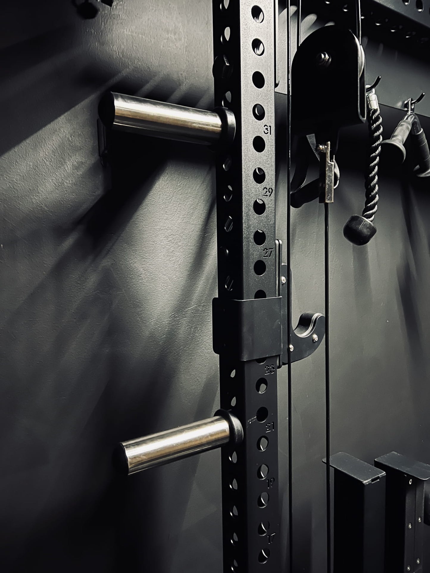 Multi-gym Krypton Sport XA-205 SMITH MACHINE con lat pulldown 1:1, 2 blocchi di peso da 110 kg, dip, peso totale 590 kg, nero opaco