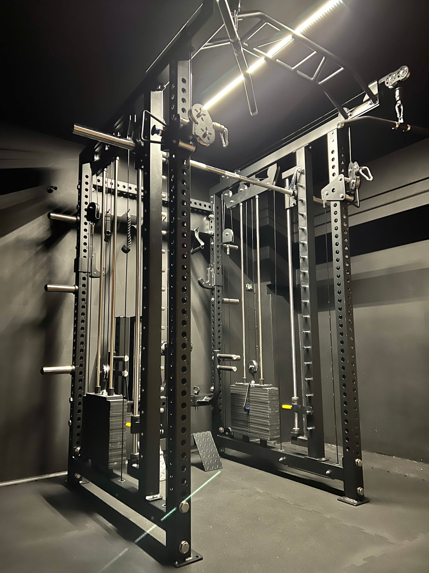 Multi-gym Krypton Sport XA-205 SMITH MACHINE con lat pulldown 1:1, 2 blocchi di peso da 110 kg, dip, peso totale 590 kg, nero opaco