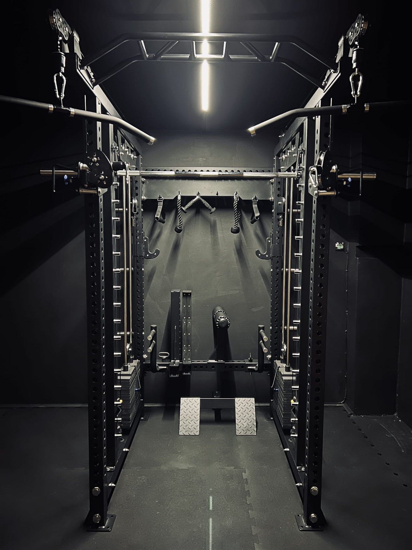 Multi-gym Krypton Sport XA-205 SMITH MACHINE con lat pulldown 1:1, 2 blocchi di peso da 110 kg, dip, peso totale 590 kg, nero opaco