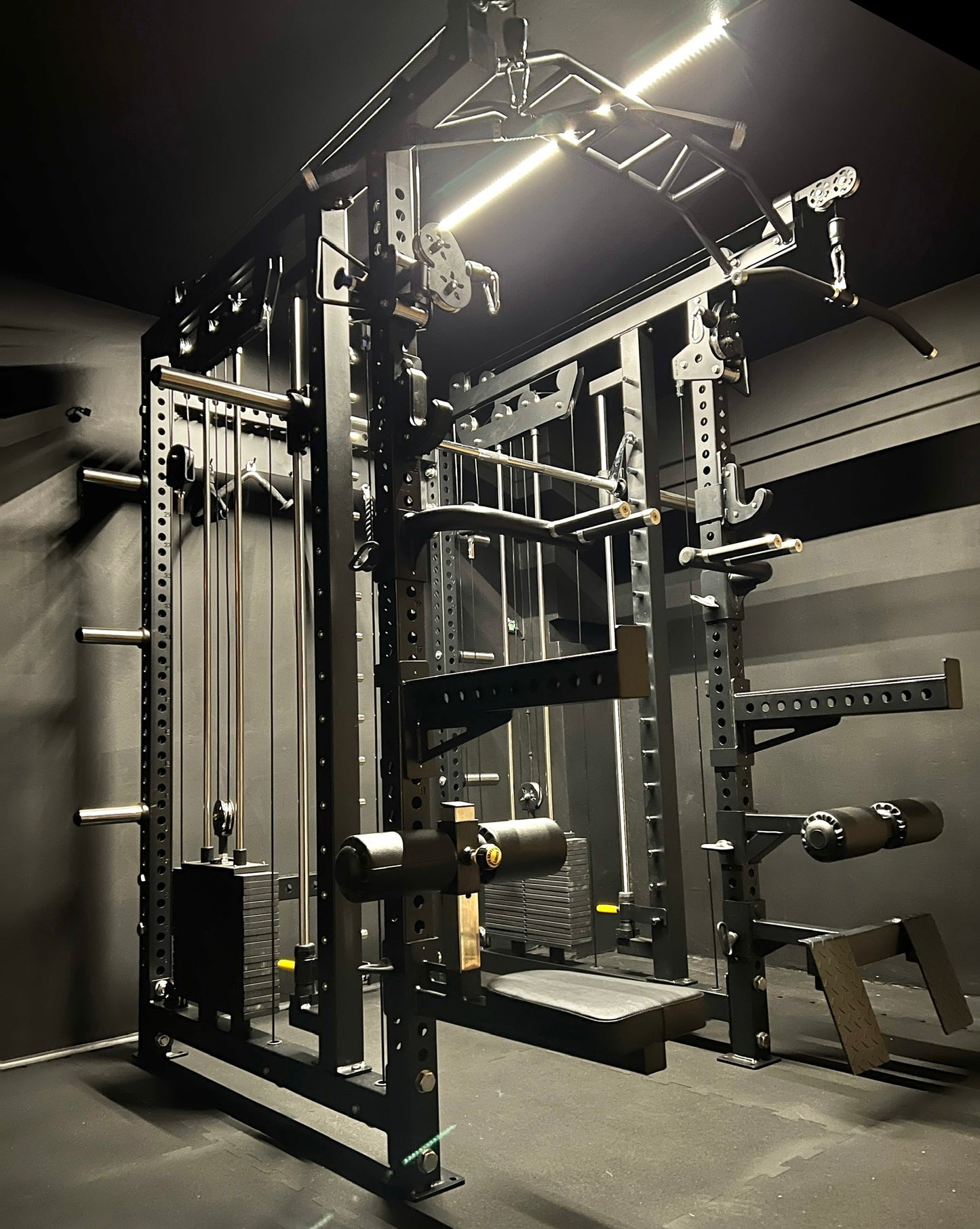 Multi-gym Krypton Sport XA-205 SMITH MACHINE con lat pulldown 1:1, 2 blocchi di peso da 110 kg, dip, peso totale 590 kg, nero opaco